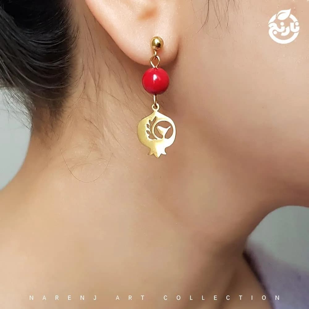گوشواره استیل طرح یلدا، رنگ طلایی و قرمز، جنس فلز و سنگ، آویز با مهره و پلاک