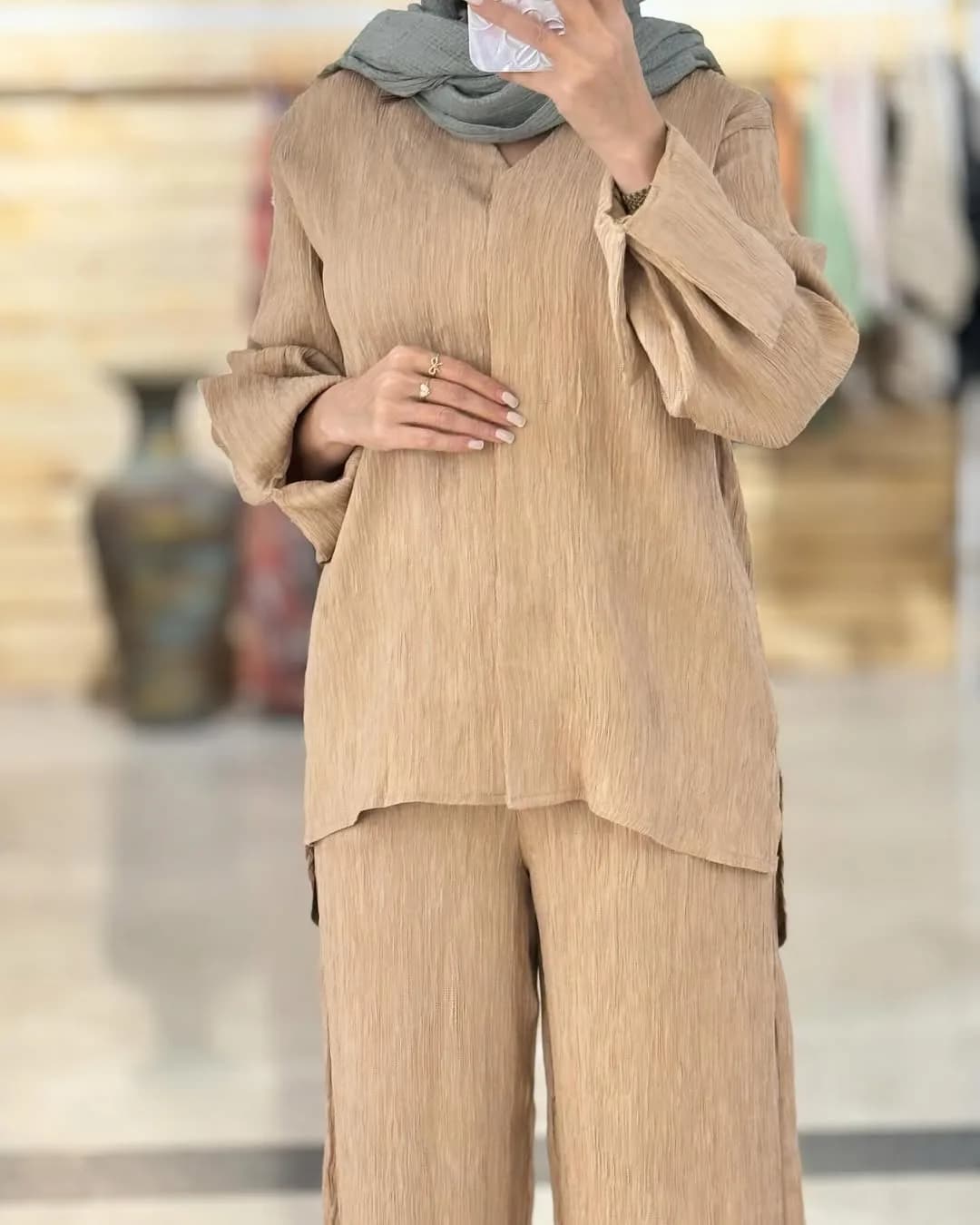 شومیز شلوار ژاکارد پلیسه — رنگ خاکی — نمای روبهرو — آستین بلند