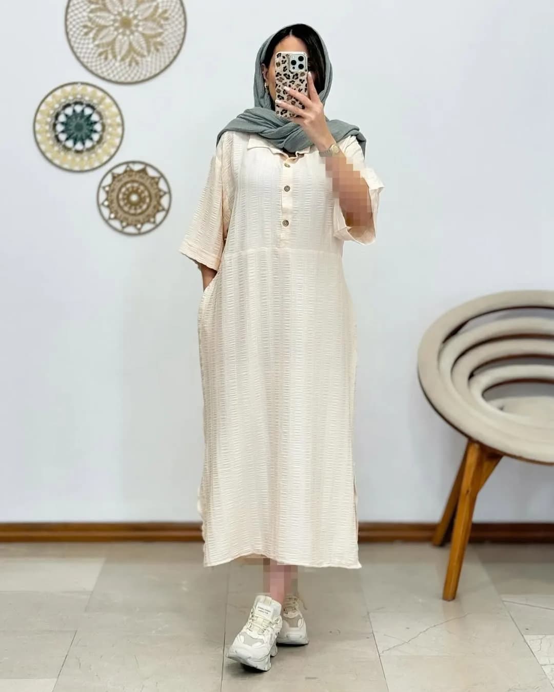 پیراهن دکمه چوبی — رنگ شیری — نمای رویتن — دکمه چوبی