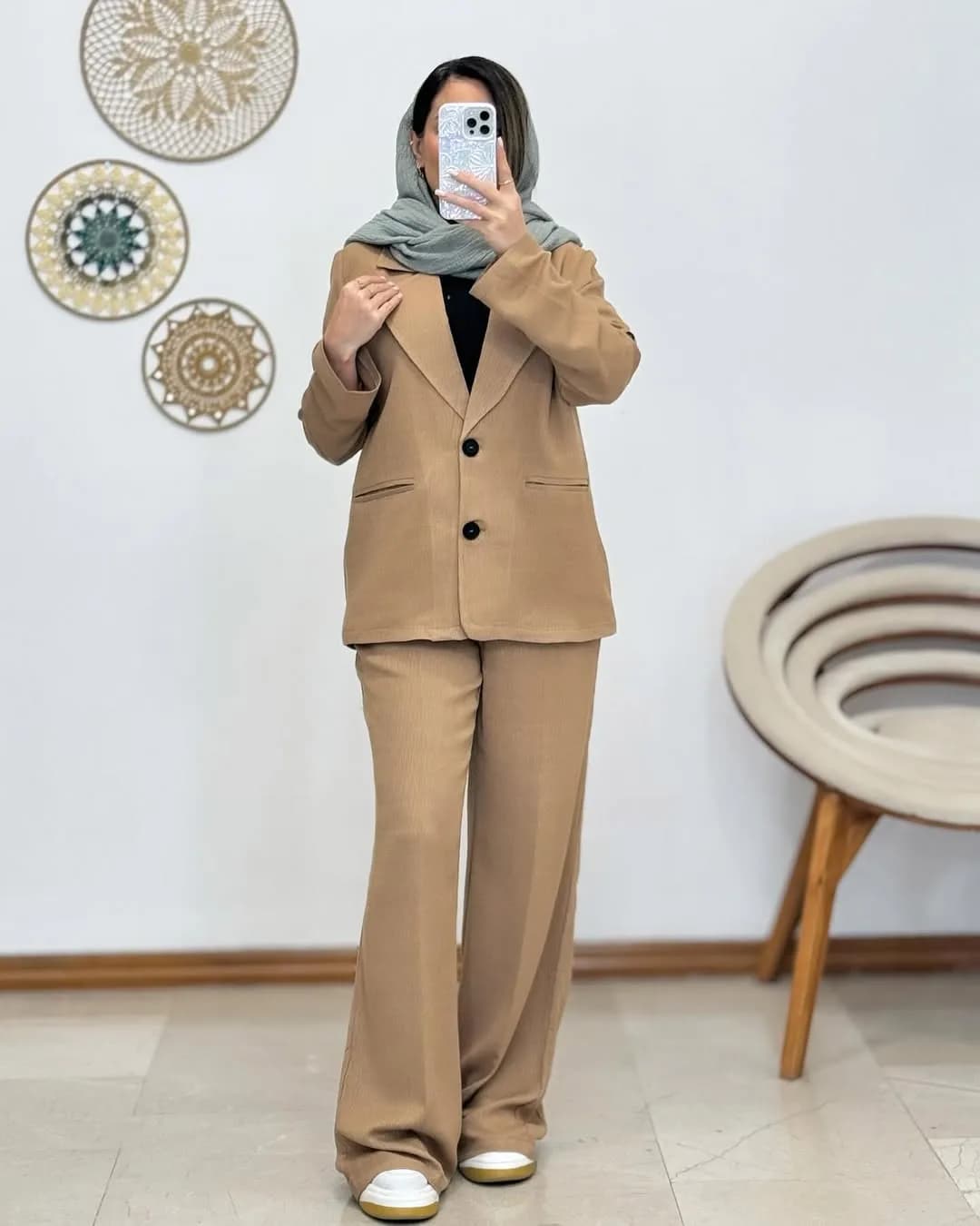 کت شلوار کرپ، رنگ قهوهای روشن، کت تک دکمه، شلوار دمپا گشاد