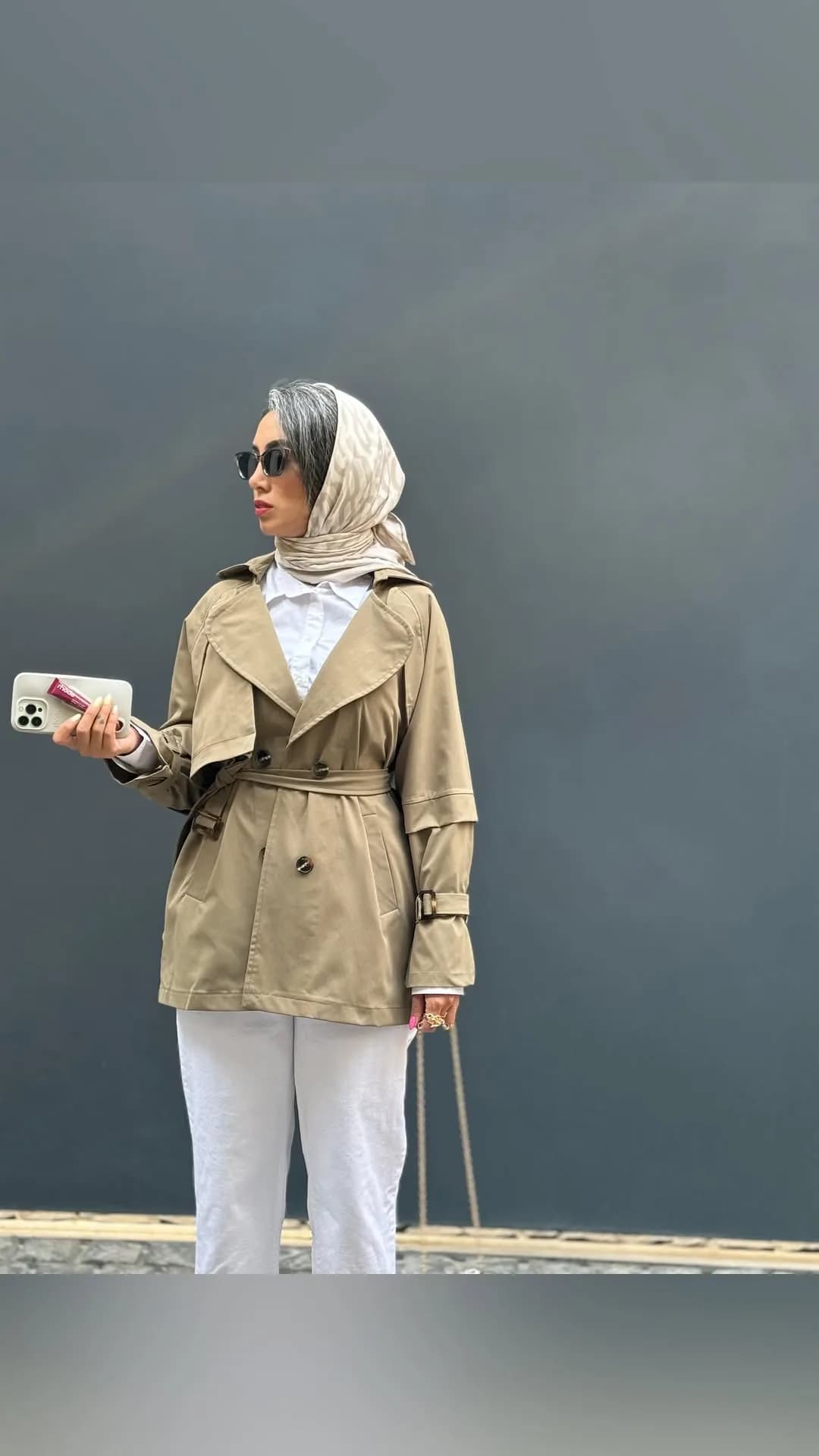 ترنچ کت زنانه، رنگ کرم، کوتاه، یقه برگردان، کمردار