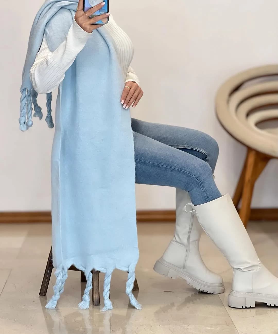 شال ساده رنگی پشمی — رنگ آبی — نمای رویتن — ساده