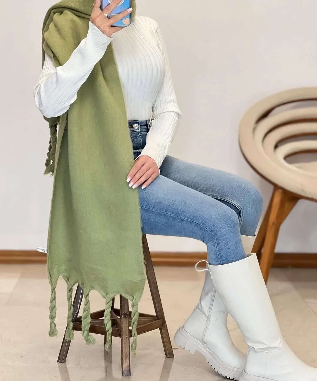 شال ساده رنگی پشمی — رنگ زیتونی — نمای رویتن — ساده