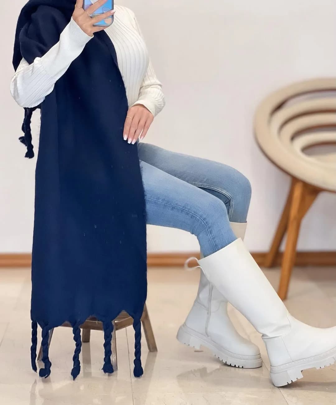 شال ساده رنگی پشمی — رنگ سرمهای — نمای رویتن — ساده