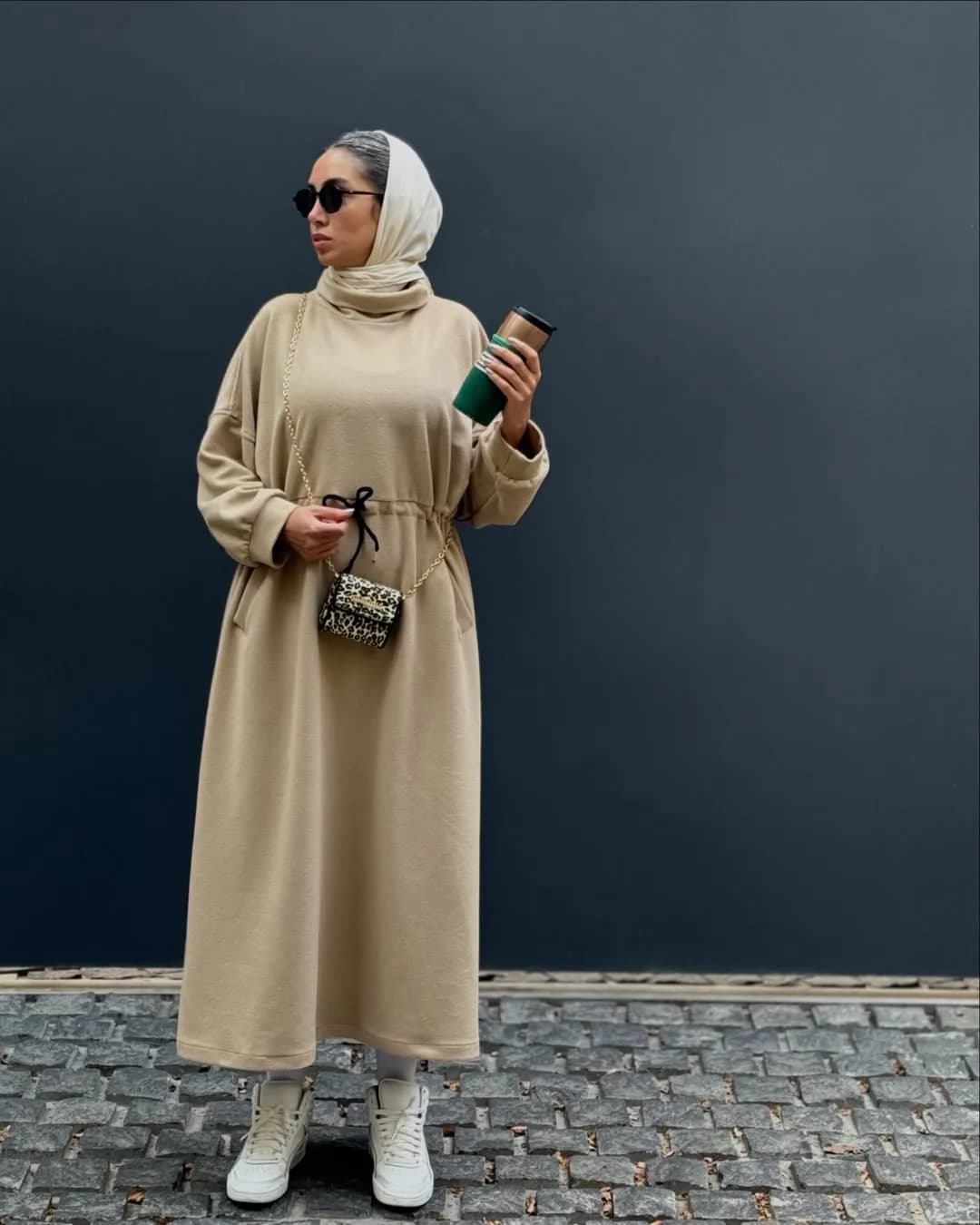 کفتان کمرکت مخمل — رنگ بژ — نمای رویتن — یقه اسکی