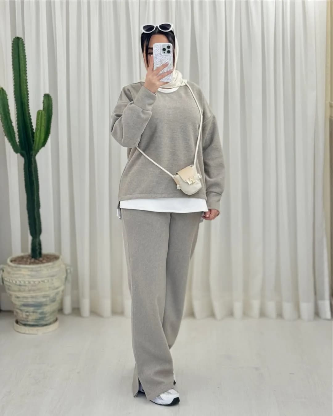ست ورزشی زنانه حراجی — رنگ خاکی — نمای رویتن — چاک پایین شلوار
