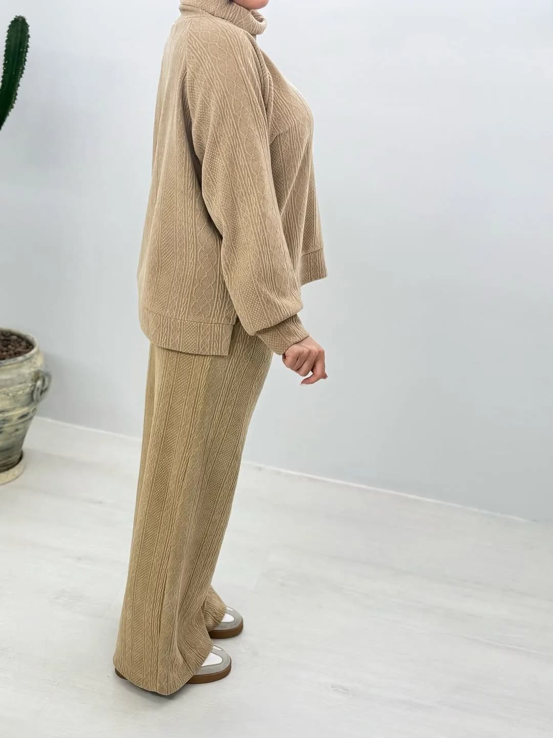ست هودی و شلوار نرمک — رنگ بژ — نمای کنار — یقه اسکی