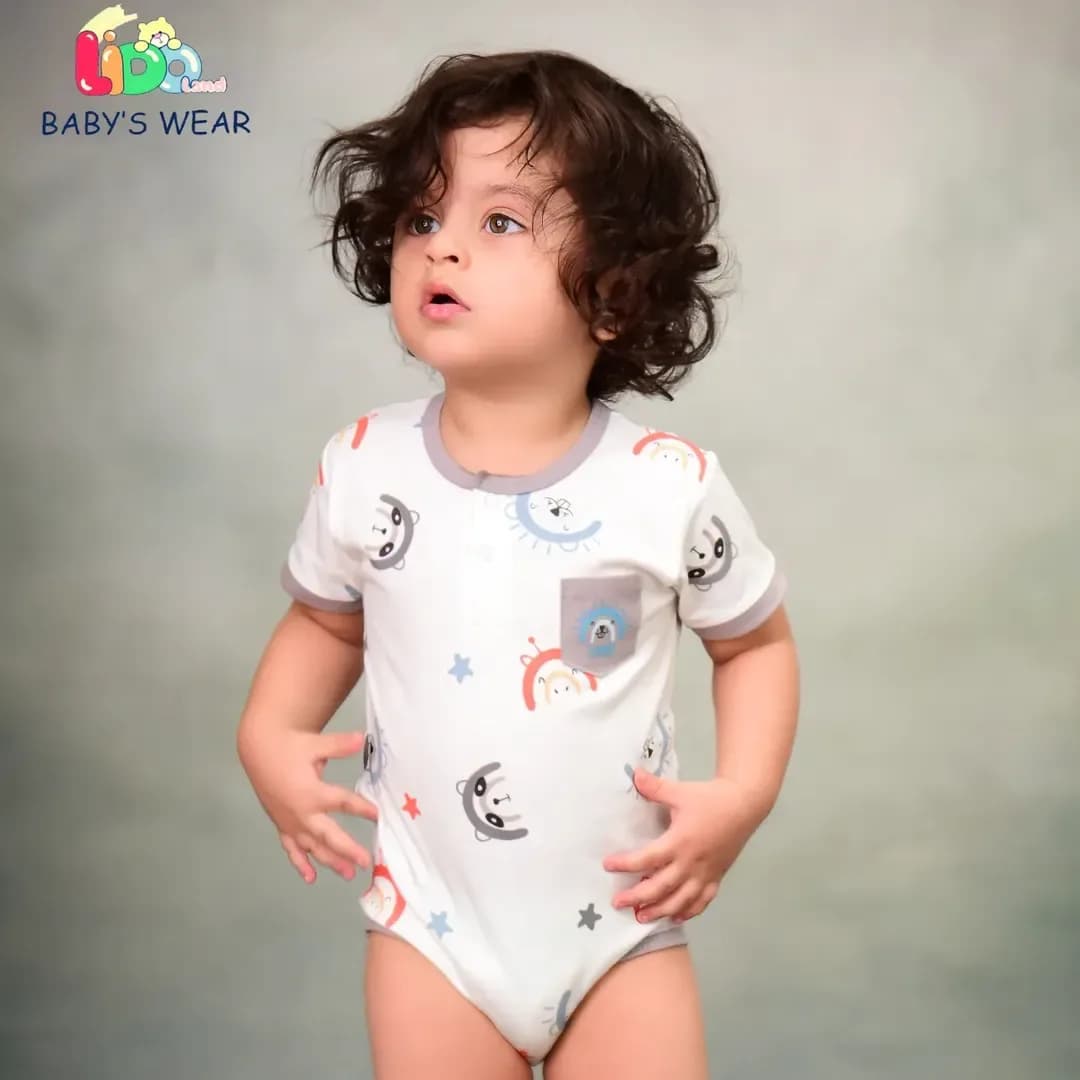 ست لباس نوزاد طرح اسب آبی لیدولند، رنگ سفید، جنس کتان، طرح چاپدار، بادی آستینکوتاه زیردکمهدار