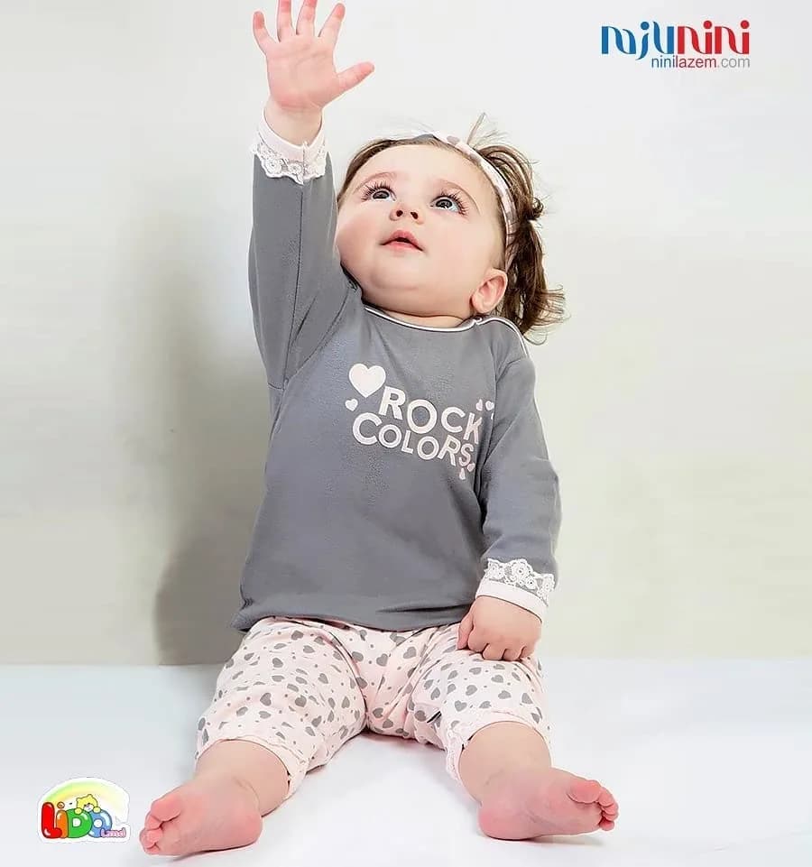 ست کامل لباس نوزاد طرح قلب و تور لیدولند، رنگ خاکستری و صورتی، جنس پنبه، طرح خالدار، بلوز آستین بلند، شلوار