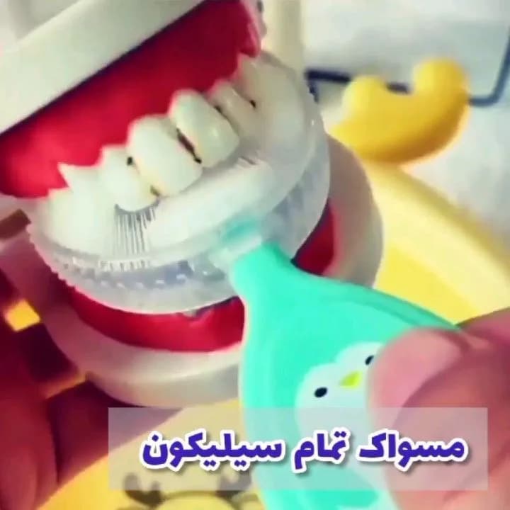 مسواک تمام سیلیکونی کودک، رنگ آبی و سفید، طرح شخصیت کارتونی، دستهدار