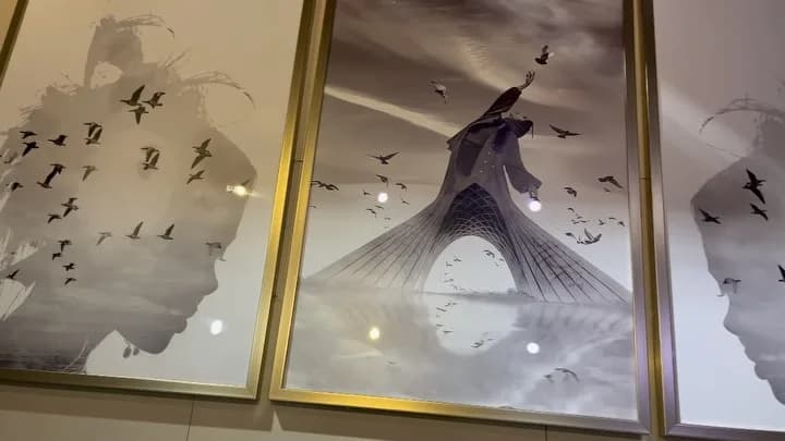 تابلو عکس ۶۰×۹۰ قاب بژ، رنگ سفید، خاکستری و طلایی، جنس شیشه، فلز و چوب، مستطیلی افقی