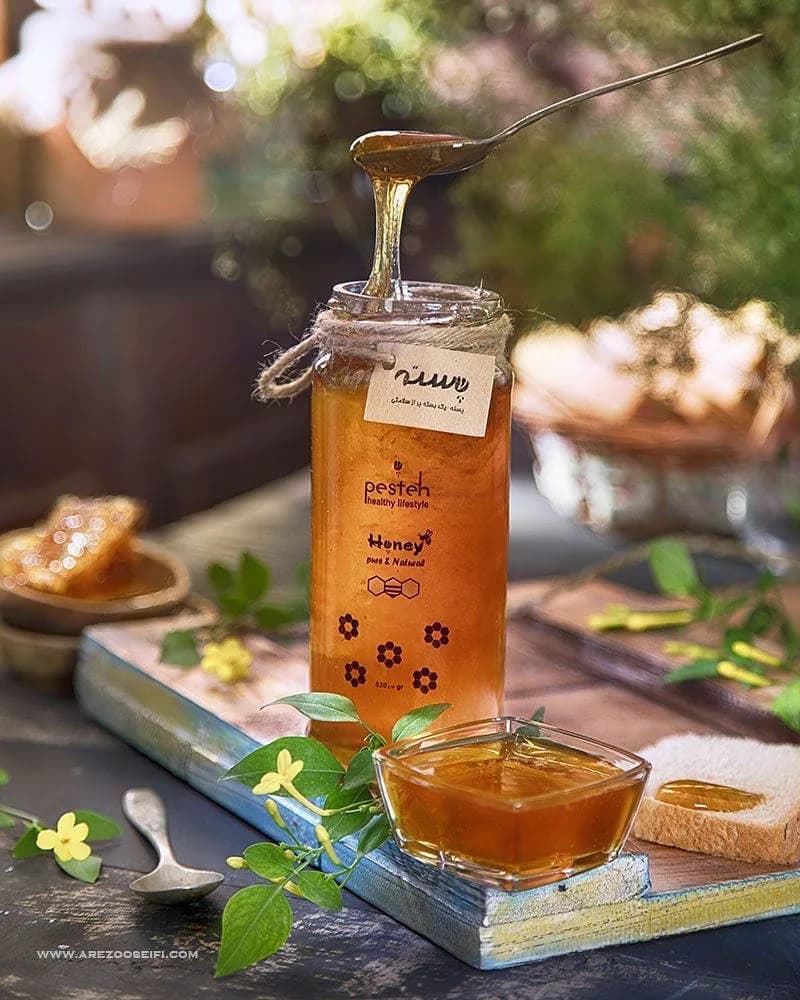 عسل طبیعی ماکو پسته، رنگ زرد و قهوهای، جنس شیشه و چوب، مایع غلیظ