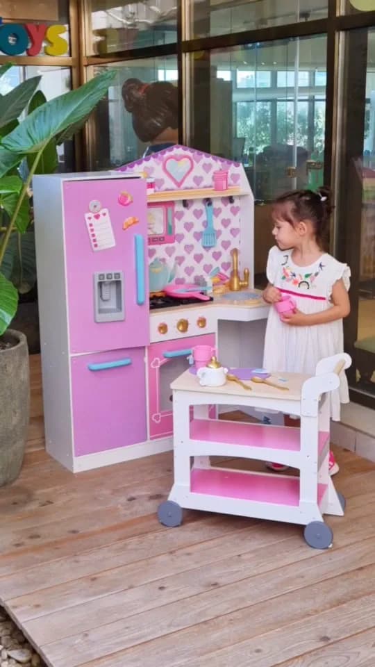 آشپزخانه چوبی کودک مدل snack time Kidkraft، رنگ صورتی و سفید، یخچال و اجاق گاز