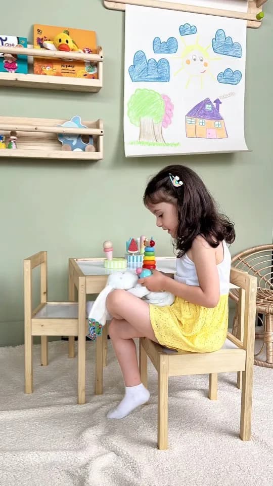 میز و صندلی کودک، رنگ کرم، جنس چوب، مستطیلی، چهارپایه