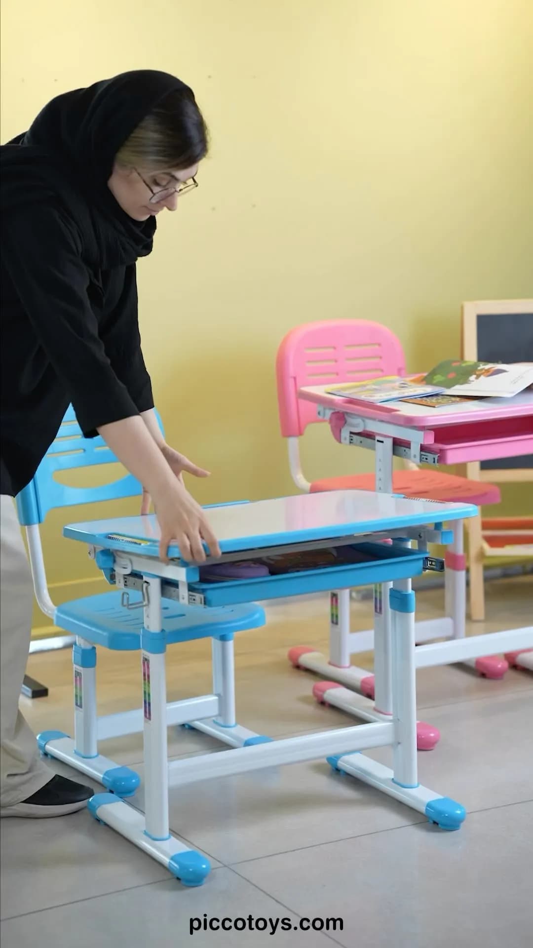 میز و صندلی تحریر کودک، رنگ آبی و سفید، جنس پلاستیک و فلز، میز تحریر قابل تنظیم