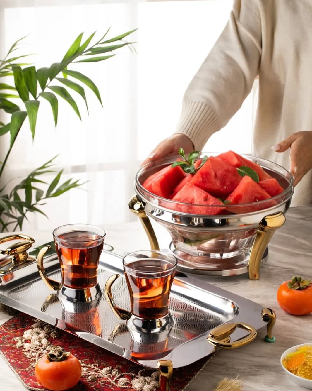 ظرف سرو پایهدار، رنگ نقرهای و طلایی، جنس استیل و شیشه، پایهدار و دستهدار