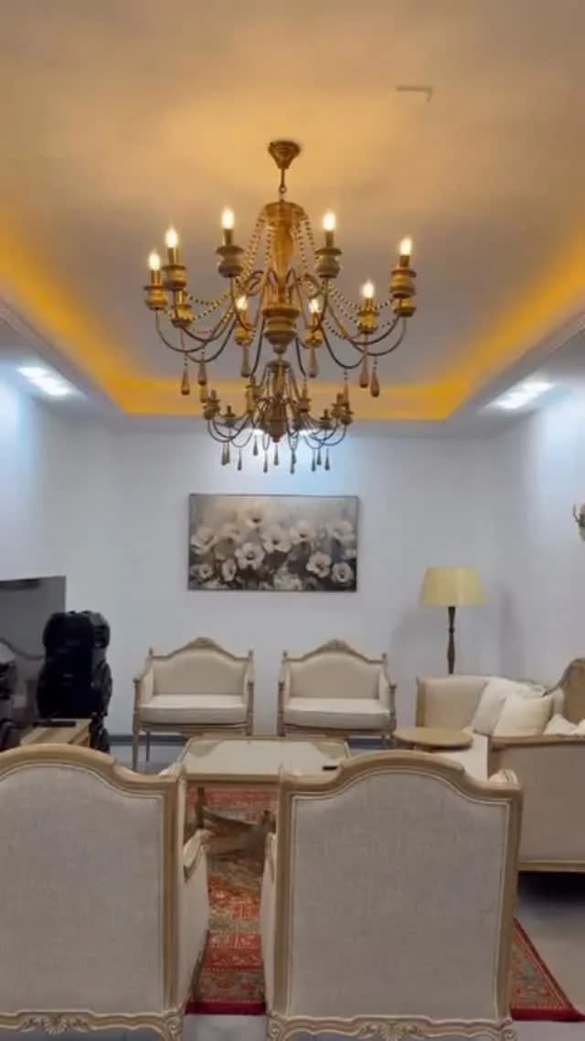 لوستر دلبر فندقی ۱۰ شعله، رنگ طلایی، جنس فلز، کلاسیک، چندشاخه