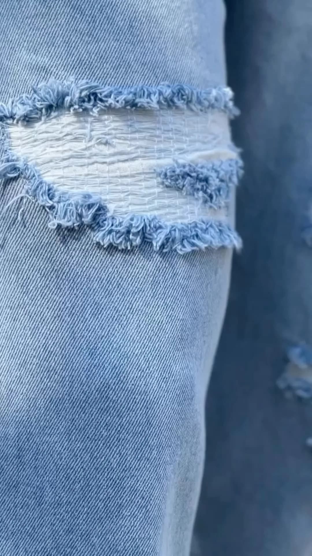 شلوار جین آبی قد ۹۵، رنگ آبی روشن، جذب، پاره