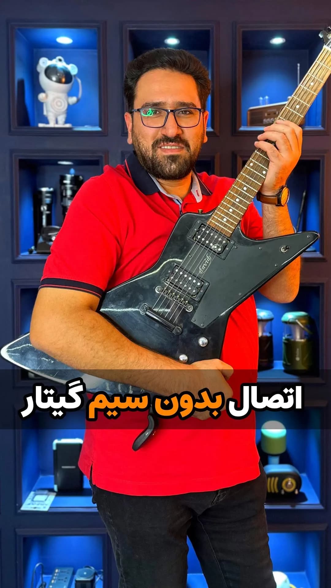فرستنده بیسیم گیتار، رنگ مشکی، جنس چوب و فلز، بدنه تیز