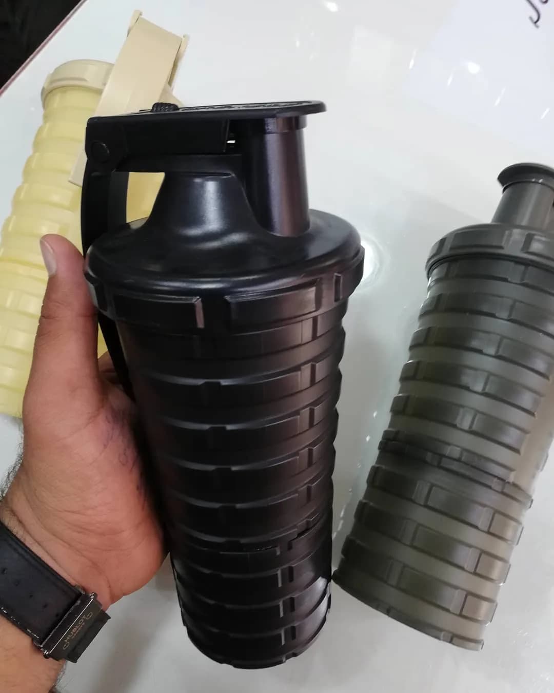شیکر نارنجکی گرین اید، رنگ مشکی و زرد، جنس پلاستیک، استوانهای، بدنه آجردار