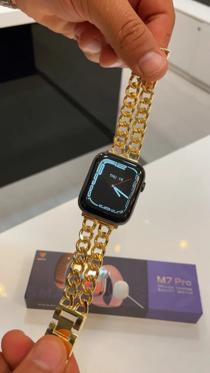 ساعت هوشمند M7 Pro، رنگ طلایی و مشکی، جنس فلز، بند زنجیری، صفحه مربعی