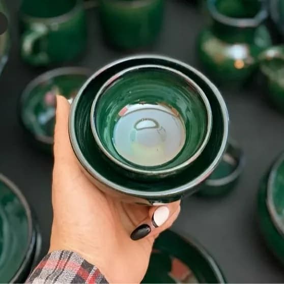 سرویس ظروف سفالی سبز نفتی — رنگ سبز — نمای دردست — سرویس کامل