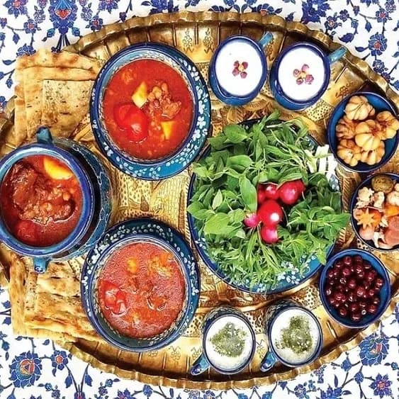ست سفالی نقشدار، رنگ طلایی و آبی، جنس فلز و سرامیک، سینی و کاسه