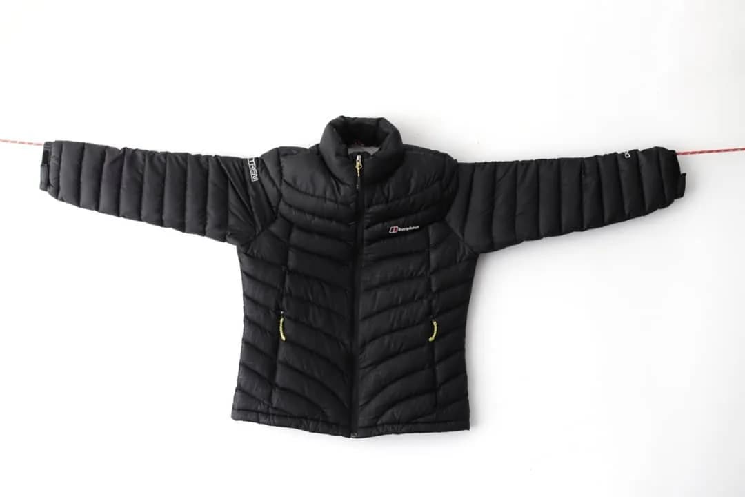 کت کوهنوردی Berghaus، رنگ مشکی، کوتاه، یقه ایستاده، آستین بلند
