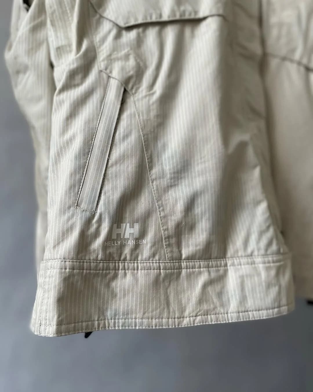 کاپشن اسکی زنانه سایز M Helly Hansen، رنگ کرم، جنس پلیاستر، طرح راهراه، کوتاه، یقه ايستاده، آستینبلند، معمولی