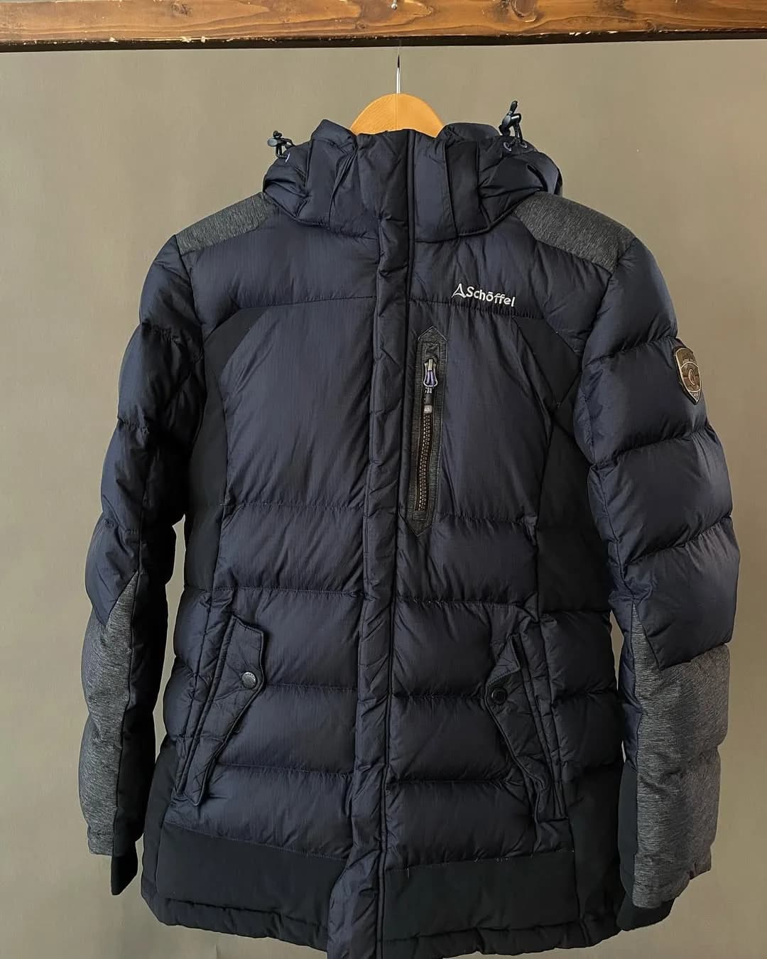 کاپشن پر سنگین شوفل Schoffel، رنگ سرمهای و خاکستری، جنس کتان، کوتاه، کلاهدار، آستینبلند، معمولی