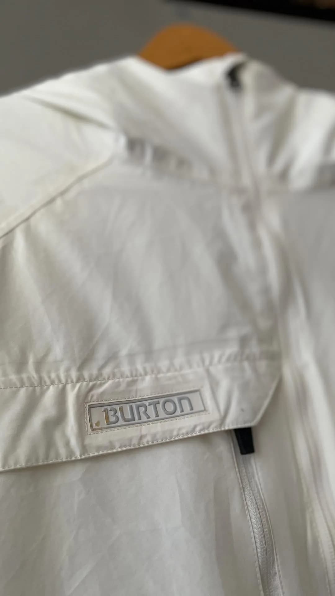 کاپشن اسکی سایز لارج Burton، رنگ سفید، یقه بلند، آستین بلند