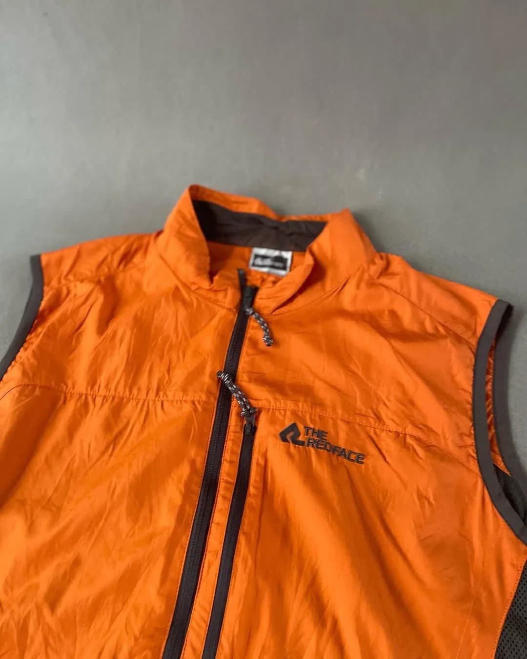 جلیقه سایز L، رنگ نارنجی و مشکی، بدون آستین، زیپدار، یقه بلند