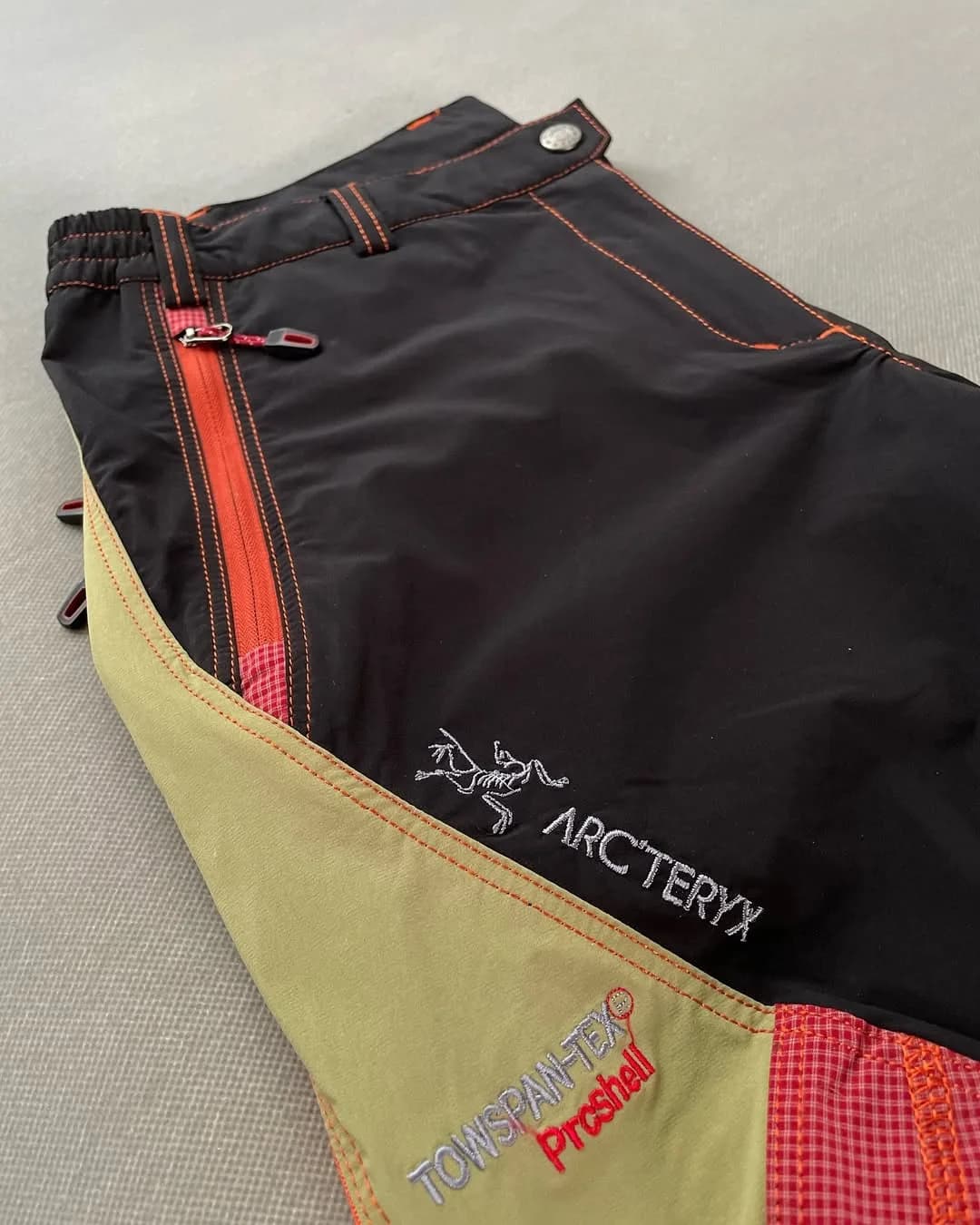 شلوار طبیعتگردی Arc'teryx، رنگ مشکی، قرمز و زرد، قد بلند، جذب