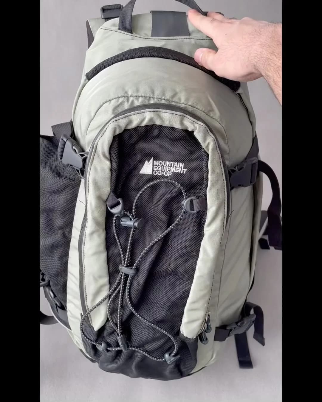 کوله پشتی ۳۵ لیتری Mountain Equipment Co-op، رنگ کرم و مشکی، مدل کوهنوردی