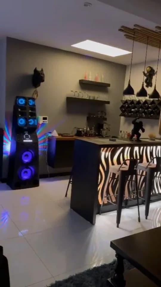 اسپیکر ایستاده سونی، رنگ مشکی، جنس پلاستیک، استوانهای بزرگ