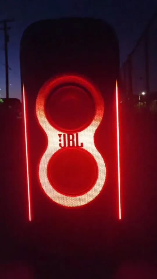 اسپیکر پارتی باکس جیبیال، رنگ مشکی و قرمز، جنس پلاستیک و فلز، طرح نورپردازی قرمز، استوانهای بزرگ