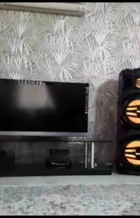 اسپیکر چراغدار مکسیدر، رنگ مشکی و نارنجی، جنس پلاستیک و فلز، ایستاده، بلند