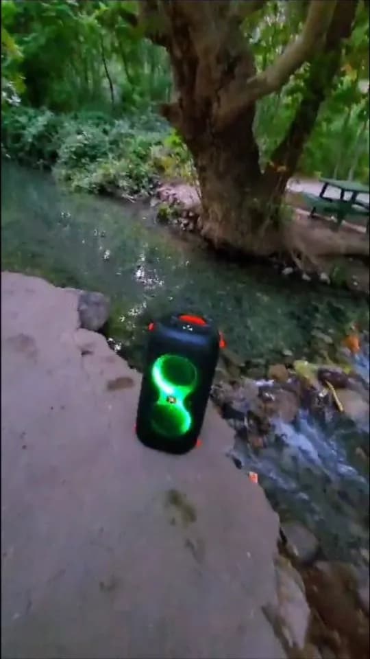 اسپیکر شارژی ضدآب سونی، رنگ سیاه، سبز و قرمز، جنس پلاستیک، قابل حمل