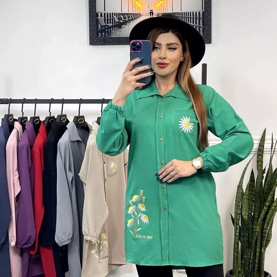 مانتو بهاره گلدوزی بابونه، رنگ سبز، بلند، یقه مردانه، آستین بلند، راسته