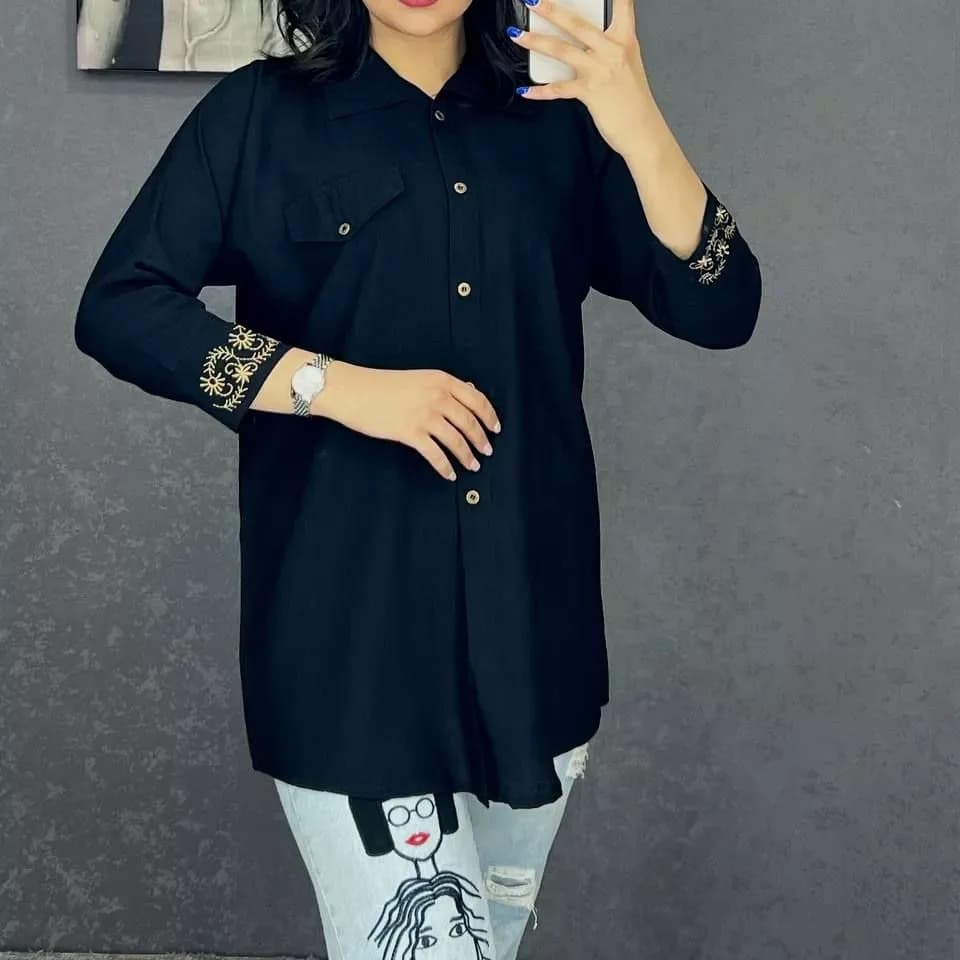 شومیز زنانه، رنگ سیاه و طلایی، طرح گلدوزی، بلند، یقه دار، آستین بلند