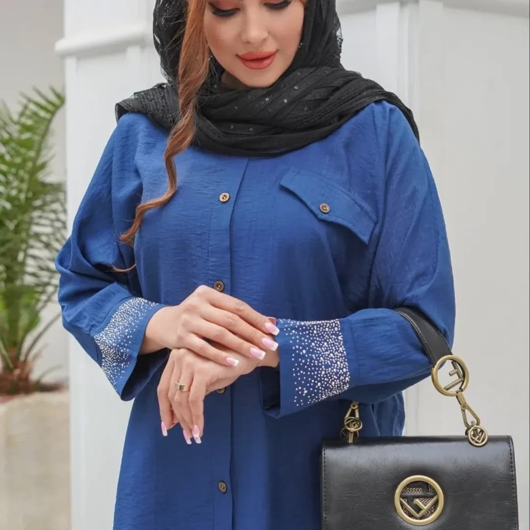 مانتو آستین نگین دار بابوس، رنگ آبی، جنس لینن، طرح سنگدوزی، بلند، یقه مردانه، آستین بلند، آزاد