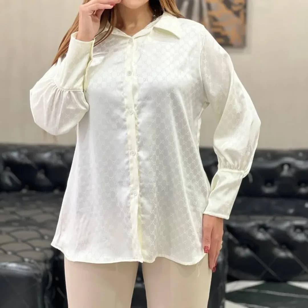 شومیز زنانه کد ۳۲۳، رنگ سفید، جنس ساتن، قد متوسط، یقه مردانه، آستین بلند، گشاد