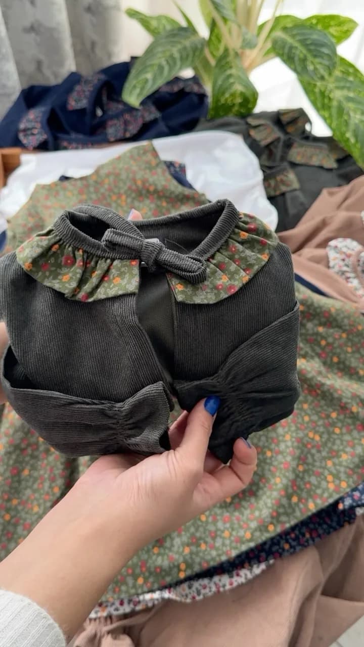 ست کت و سارافون بچگانه، رنگ خاکستری و سبز، جنس مخمل کبریتی، طرح گلدار، کوتاه، یقه پاپیونی