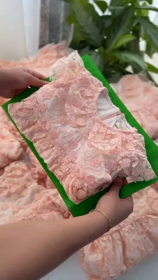 پیراهن بچگانه با گل برجسته، رنگ صورتی، جنس توری، طرح گلدوزی، آستین کوتاه، کوتاه