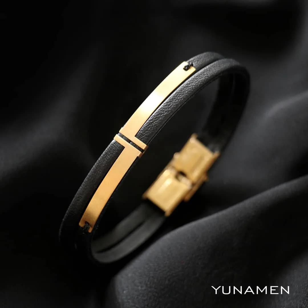 دستبند چرم مشکی مردانه یونامن، رنگ سیاه و طلایی، جنس استیل، دستبند چرم و پلاک