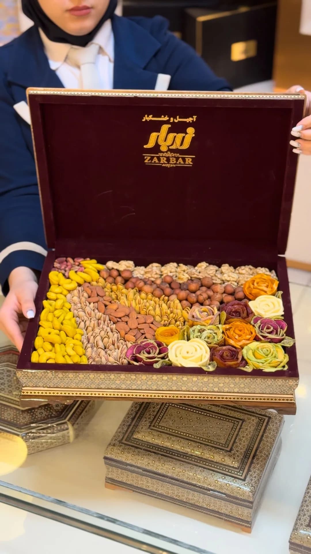 جعبه آجیل خاتمکاری، رنگ قهوهای، زرد، قرمز، سبز و بنفش، جعبه مستطیلی با درب لولایی
