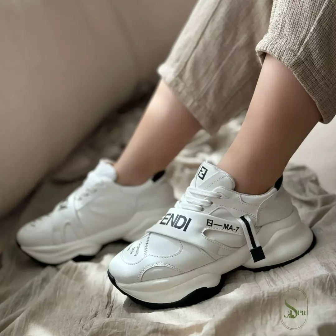 کتانی اسپرت کف‌ضخیم زنانه سفید، رنگ مشکی، لژدار