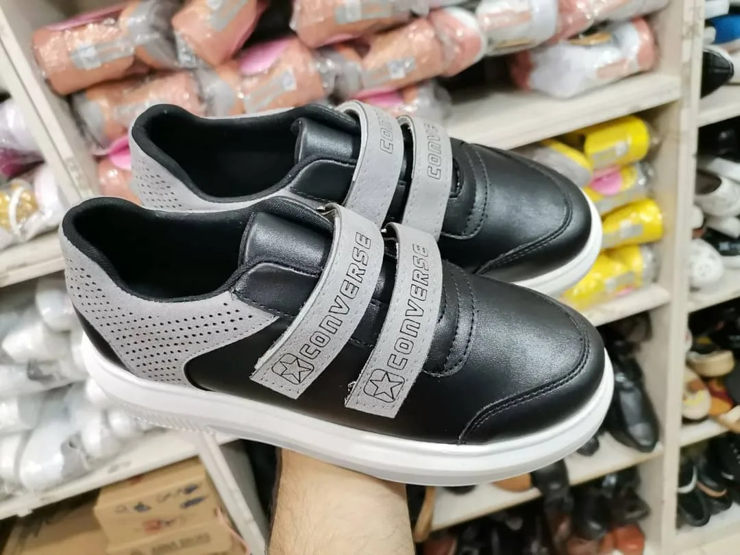 کتانی چسبی ساده زنانه سفید و طوسی — عکس ۳