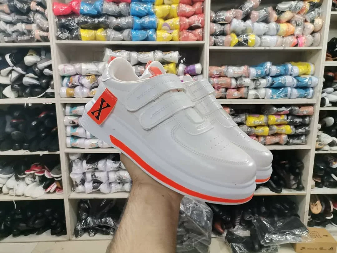 کتانی چسبی ساده زنانه مشکی — عکس ۶