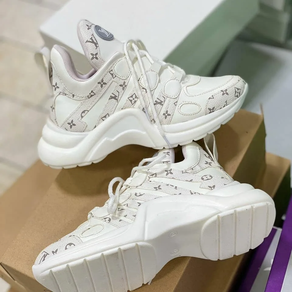 کتانی اسپرت کف‌ضخیم زنانه کرم طرح لویی ویتون — عکس ۶